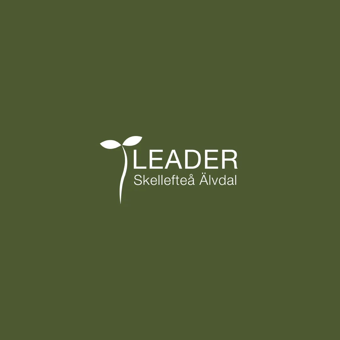 Logotype Leader Skellefteå Älvdal. Grön bakgrund med vit text.