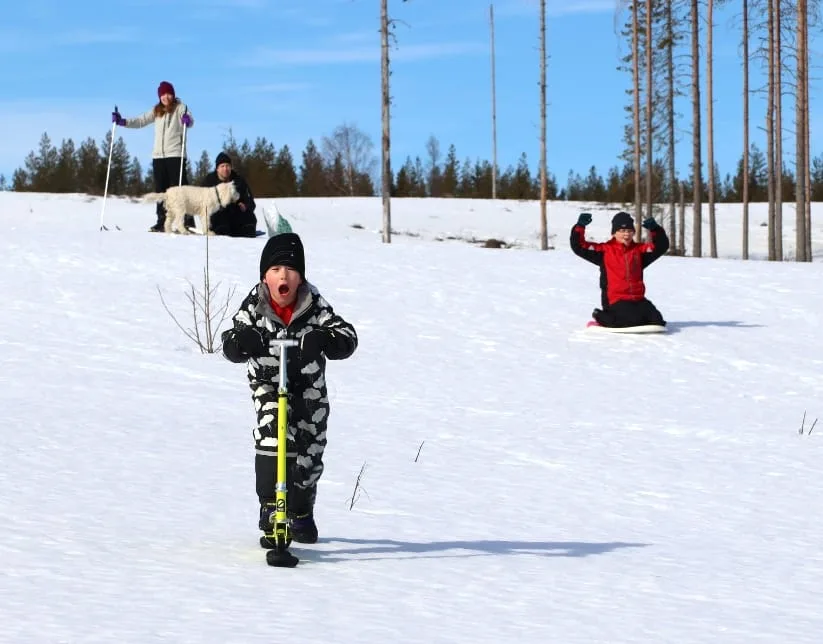 fritid_skellefteaalvdal Insatsområde 2. Fritid och boende. En familj som är ute på skaren.